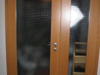 Holz-Innentür mit Lichtausschnitt und Seitenteil mit Lichtausschnitt 