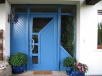 Haustür in blau mit vier Lichtausschnitten und zwei Seitenteilen