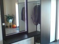 Garderobe in schwarz mit beleuchtetem Spiegel 