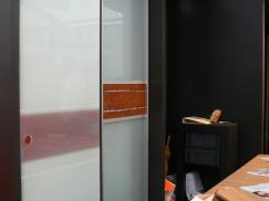 Hessentag 2009: Kleiderschrank mit Gleittüren (seitliche Ansicht)