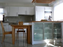 Küche in weiß mit Holz-Arbeitsplatte