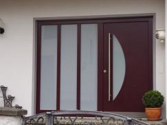 Haustür in rot mit abgerundetem Milchglas-Lichtausschnitt und drei Milchglas-Seitenteile links