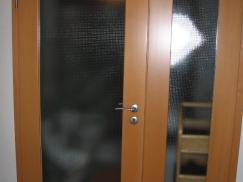 Holz-Innentür mit Lichtausschnitt und Seitenteil mit Lichtausschnitt 