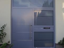 Haustür in grau mit Milchglas-Seitenteil mit Briefkasten und Klingel
