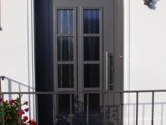 Haustür in anthrazit mit acht Lichtausschnitten 