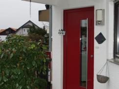 Haustür in rot mit Lichtausschnitt 
