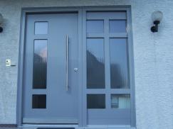 Haustür in grau mit drei Lichtausschnitten und Seitenteil mit sechs Lichtausschnitten