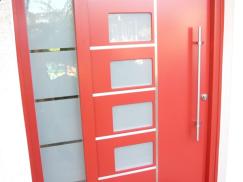 Haustür in rot mit vier Milchglas-Lichtausschnitten und Milchglas-Seitenteil 