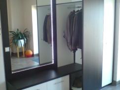 Garderobe in schwarz mit beleuchtetem Spiegel 