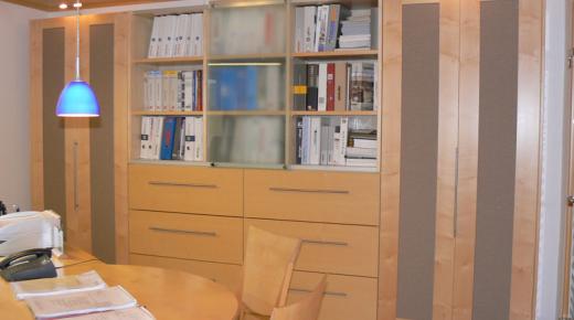 Büroschrank mit Schubladen und Türen mit grauen Elementen