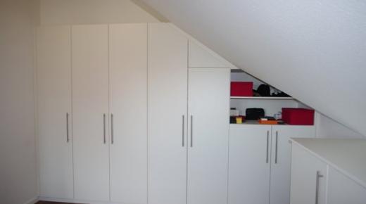 Kleiderschrank in weiß unter Dachschräge