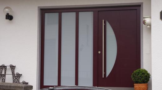 Haustür in rot mit abgerundetem Milchglas-Lichtausschnitt und drei Milchglas-Seitenteile links