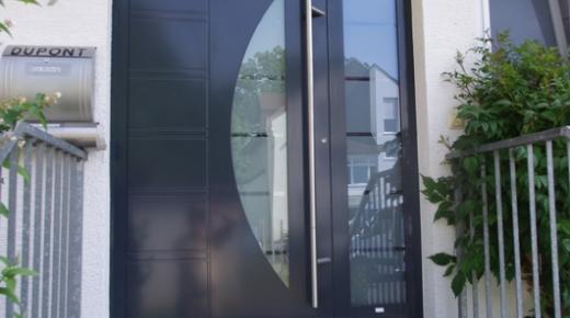 Haustür in anthrazit mit abgerundetem Lichtausschnitt und Glas-Seitenteil