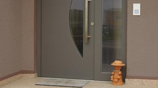 Haustür in grau mit abgerundetem Lichtausschnitt und Glas-Seitenteil