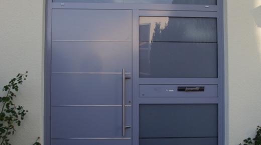 Haustür in grau mit Milchglas-Seitenteil mit Briefkasten und Klingel