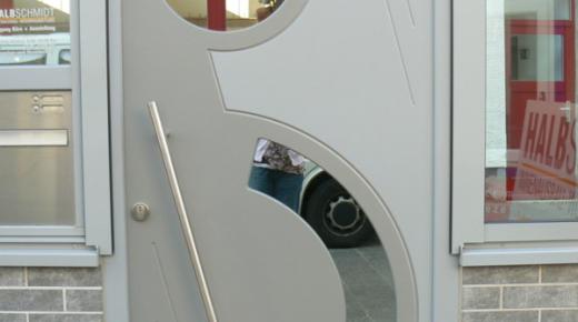 Haustür in zwei Grau-Tönen und zwei spiegelnden Ausschnitten