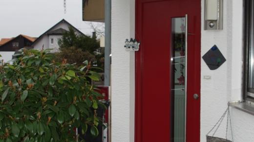 Haustür in rot mit Lichtausschnitt