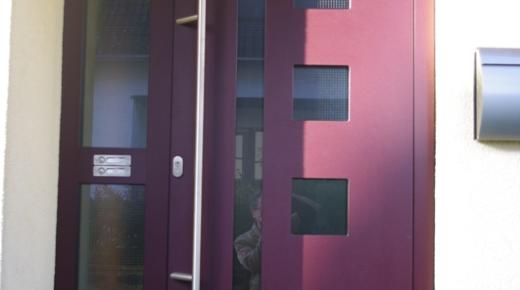 Haustür in rot mit fünf Lichtausschnitten und Glas-Seitenteil mit Klingel