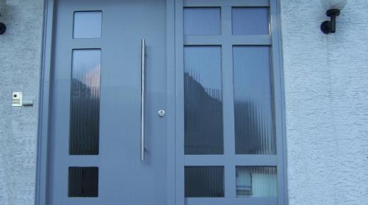 Haustür in grau mit drei Lichtausschnitten und Seitenteil mit sechs Lichtausschnitten