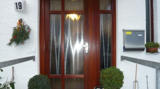 Holz-Haustür mit sechs Lichtausschnitten und Seitenteil mit drei Lichtausschnitten