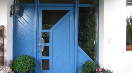 Haustür in blau mit vier Lichtausschnitten und zwei Seitenteilen