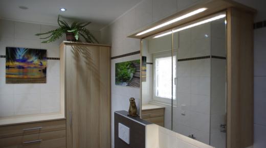 Badezimmer Einrichtung nach Renovierung mit beleuchtetem Spiegelschrank