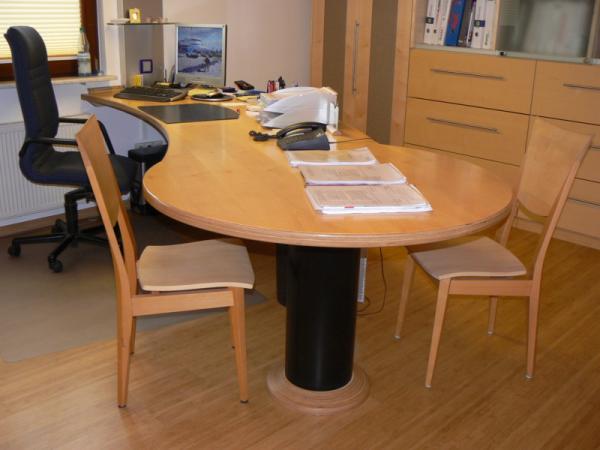 Abgerundeter Büroschreibtisch mit zwei zusätzlichen Stühlen 