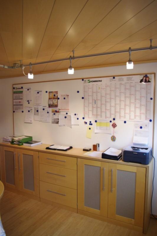 Holz-Sideboard mit grauen Ausschnitten für Büro