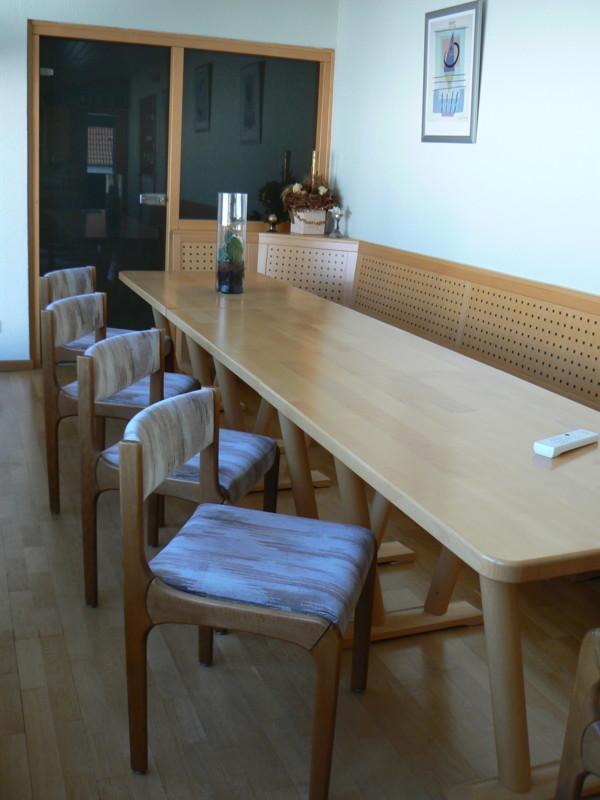 Langer Tisch mit Eckbank und Stühlen