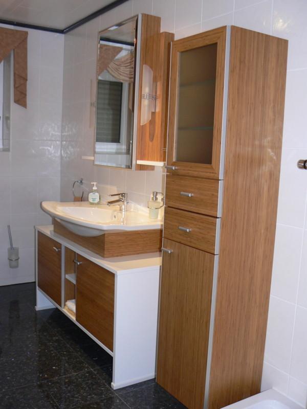 Badezimmereinrichtung aus Holz mit weiß 