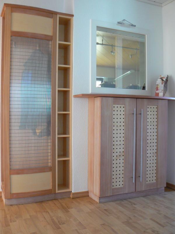 Holzgarderobe und Kommode 