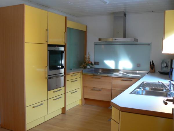 Holzküche in gelb 