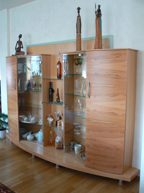 Holzvitrine mit zwei Glastüren 
