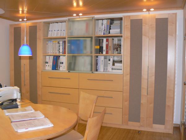 Büroschrank mit Schubladen und Türen mit grauen Elementen