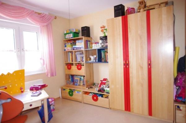 Schrank für Kinderzimmer mit roten Streifen