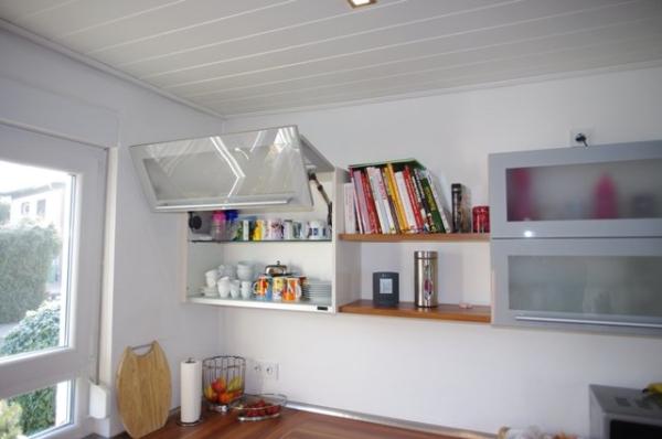 Hängeschrank für die Küche mit Milchglas