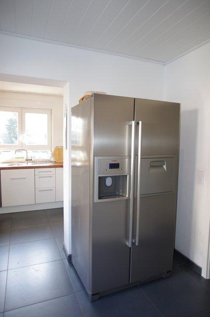 Doppelflügeliger Kühlschrank in grau