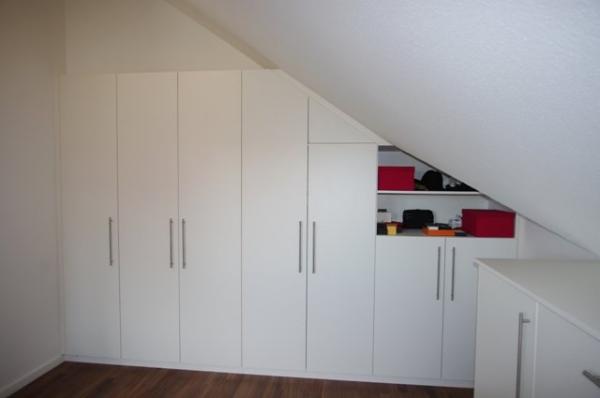 Kleiderschrank in weiß unter Dachschräge 