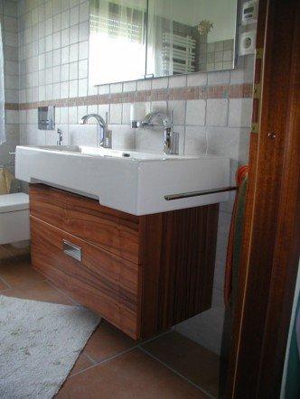 Hängender Waschtisch aus Holz 