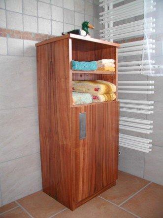 Badschrank mit Handtuchfächern 