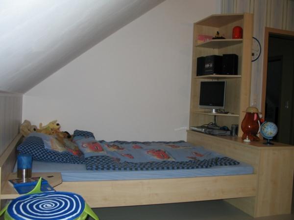 Kinderbett für Jungen mit Fernsehschrank 