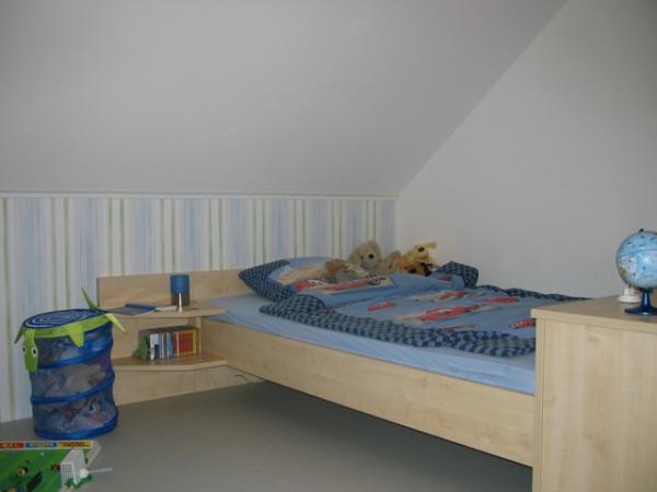 Kinderbett für Jungen mit Nachttisch