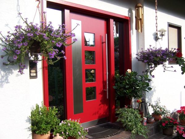 Haustür in rot und zwei Glas-Seitenteile 