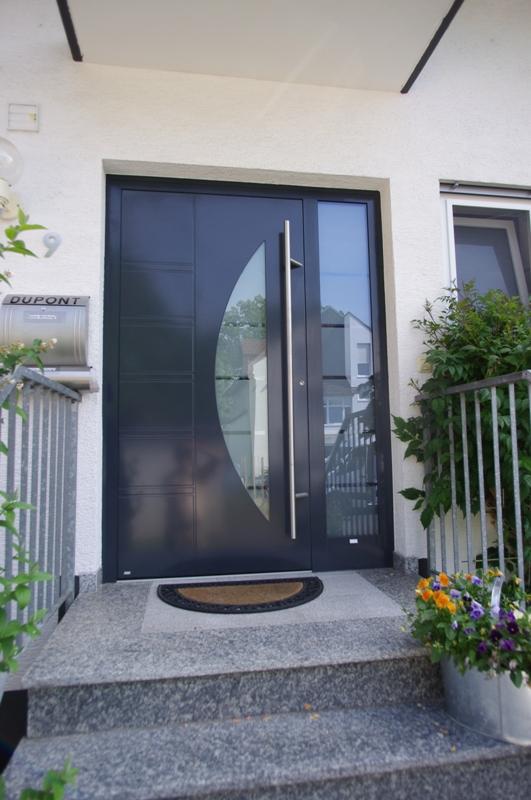 Haustür in anthrazit mit abgerundetem Lichtausschnitt und Glas-Seitenteil