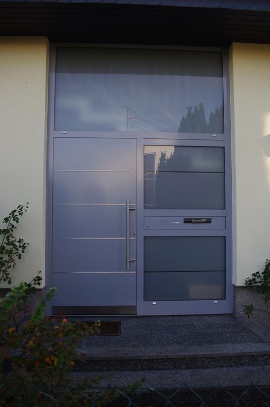 Haustür in grau mit Milchglas-Seitenteil mit Briefkasten und Klingel