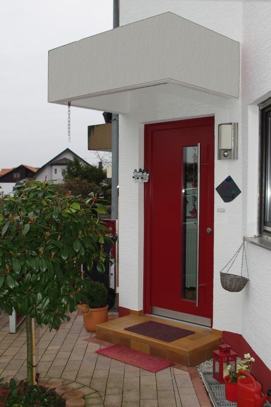 Haustür in rot mit Lichtausschnitt 