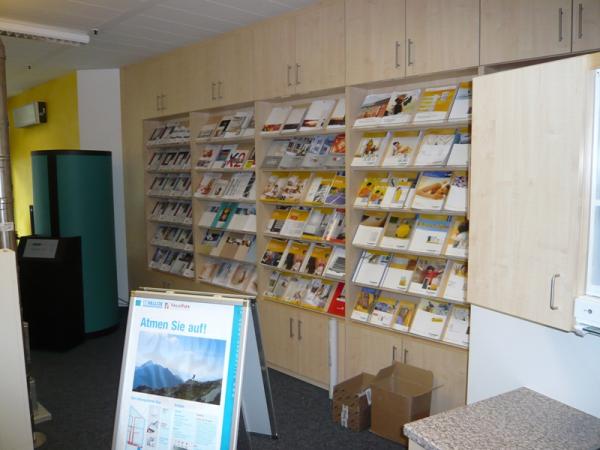 Wandschrank für Flyer