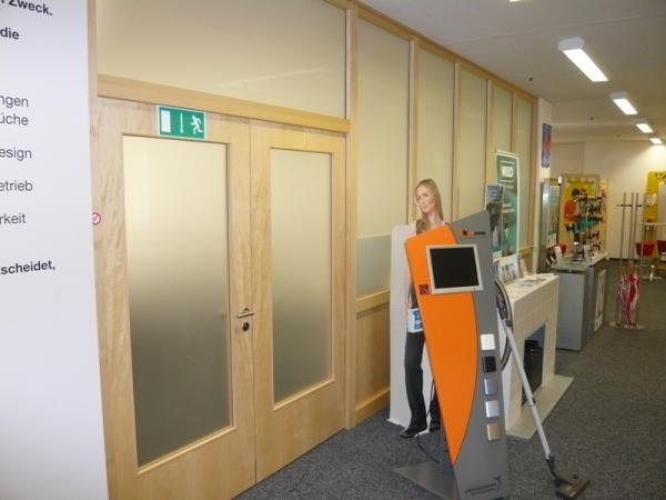 Ausstellungsraum und Holz-Innentür mit Lichtausschnitt mit Seitenteil 