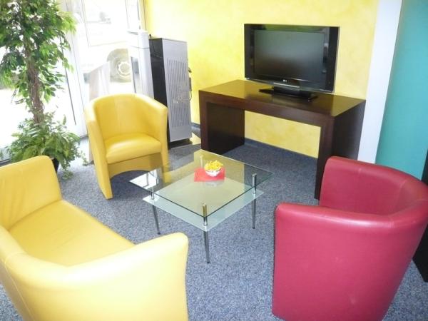 Fernsehtisch und Sessel in gelb und rot
