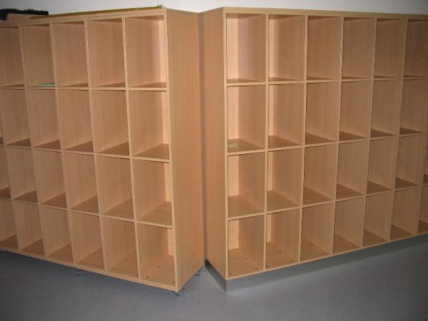 Würfelschrank in einer Schule 